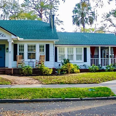 Luxurious Moody Manor Estate Close To Downtown And The Beach!